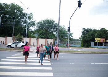 Novo semáforo para pedestres é ativado na Avenida do Turismo para garantir mais segurança