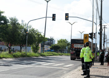 Novo semáforo é instalado em frente a escola municipal na zona Norte de Manaus