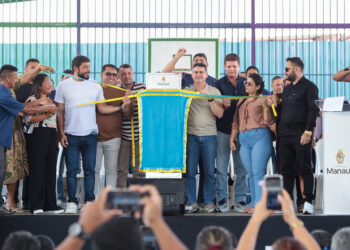 Prefeito David Almeida realiza entrega ginásio poliesportivo Menino Theylor no Mauazinho