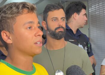 Nikolas Ferreira visita apoiadores feridos por raio durante manifestação em Brasília
