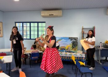 Oficina de música é desenvolvida com crianças na colônia de férias da Prefeitura de Manaus