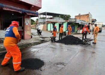 Seminf realiza ação intensiva de recuperação asfáltica no bairro Tancredo Neves