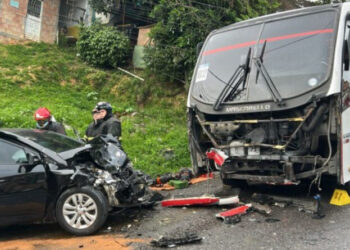 Idoso morre após colisão frontal entre carro e micro-ônibus na zona centro-sul de Manaus
