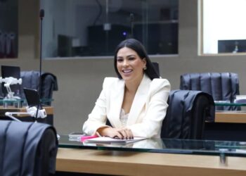 Aleam aprova projeto de Mayra Dias que garante matrícula de alunos com TEA na escola mais próxima