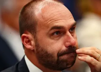 PF afasta Eduardo Bolsonaro de cargo por faltas não justificadas