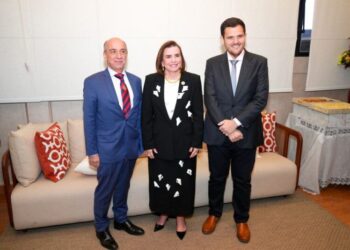 Prefeito em exercício Renato Junior assina termo de compromisso do programa inédito de educação do TCE-AM