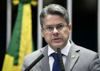 Escritório da esposa de Alexandre de Moraes anuncia processo contra senador Alessandro Vieira