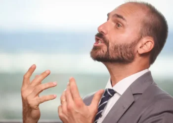 Eduardo Bolsonaro tem 15 dias para explicar abandono de cargo à PF