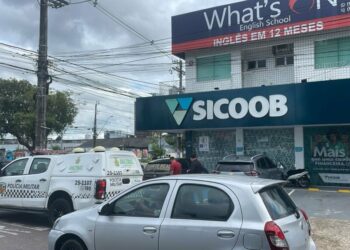 Criminosos invadem agência bancária, roubam dinheiro e arma na Djalma Batista