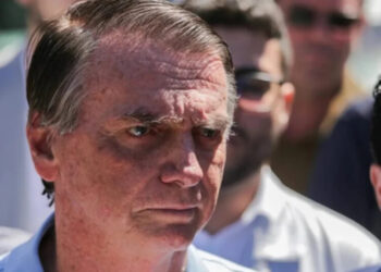 Bolsonaro: médico cita melhora progressiva e defende prisão domiciliar