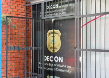 Casal é preso em Manaus suspeito de aplicar golpes em mais de R$ 100 mil em pacotes de viagens