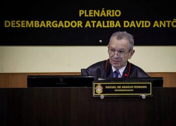 Desembargador aposentado condenado a 47 anos de prisão por estuprar a neta se entrega à polícia em Manaus
