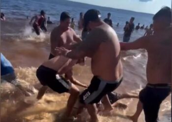 Banhistas espancam suspeito de aliciar criança na Ponta Negra