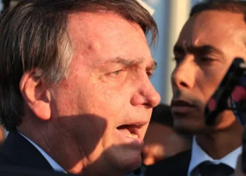Bolsonaro segue na UTI com pneumonia e sem previsão de alta