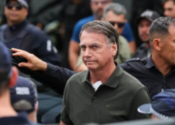 Jair Bolsonaro volta a ter seguranças e motoristas