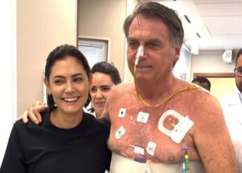 Michelle aparece organizando remédios de Bolsonaro