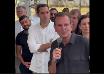 Eduardo Paes pede oração por Bolsonaro em evento evangélico no Rio