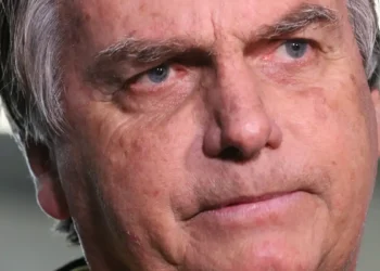 Bolsonaro tem 24 horas para explicar fala de Eduardo sobre acesso a vídeo