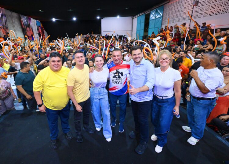 David Almeida reúne 1,3 mil pessoas, endurece discurso e leva debate sobre gestão ao centro da disputa no Amazonas