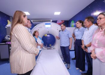 Ampliando o atendimento infantil, governador interino Roberto Cidade inaugura tomógrafo no HPSC da Zona Oeste