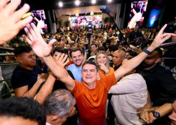 David Almeida reúne mais de 6 mil pessoas em lançamento da pré-candidatura ao Governo e encerra ciclo à frente da Prefeitura de Manaus