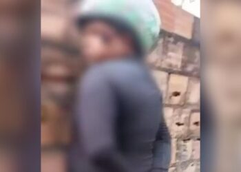 Homem usa ‘chapolin’ para furtar objetos de carros em supermercado de Manaus