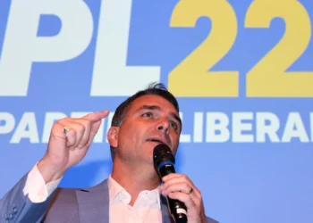 Flávio e Nikolas criticam gasto milionário do governo Lula com navios na COP30