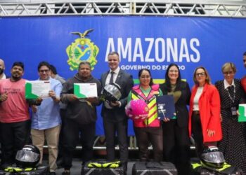 Detran-AM entrega 32 kits a motofretistas, 30 CNHs Social e inicia turmas para 250 novos profissionais