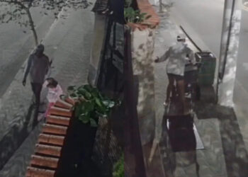 Mulher é flagrada ao agredir filha de 6 anos com tapas e puxões na rua