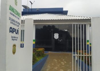 Homem é preso por agredir companheira e ameaçar criança em Apuí