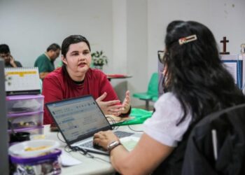 Governo do Estado leva atendimentos à população durante entrega de títulos definitivos no Vasco Vasques