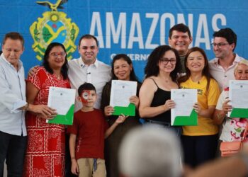 Governador Roberto Cidade entrega 800 títulos definitivos na zona norte e fortalece a política de regularização fundiária no Amazonas