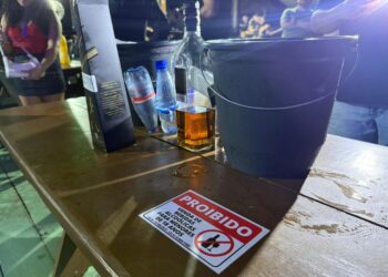 Fiscalização em flutuante flagra adolescentes ingerindo bebida alcoólica em Manaus