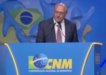 Alckmin recebe vaias e aplausos em discurso na Marcha dos Prefeitos