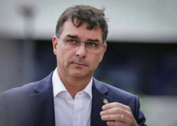 Flávio Bolsonaro aciona TSE contra Atlas após cair 6 pontos em pesquisa
