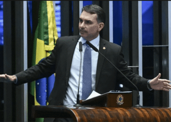 Flávio Bolsonaro articula ida aos EUA para encontro com Trump