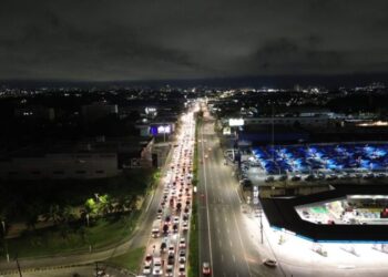 Obra de passarela na avenida Torquato Tapajós avança com implantação de vigas pré-moldadas