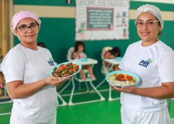 Merendeiras da Prefeitura de Manaus celebram papel no aprendizado e disputam prêmio nacional de alimentação escolar