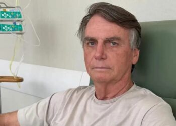 Bolsonaro retorna para a prisão domiciliar após receber alta nesta 2ª