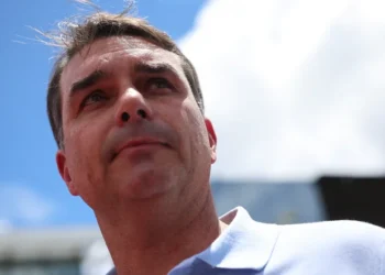 Flávio Bolsonaro propõe redução da maioridade penal para 14 anos em crimes hediondos