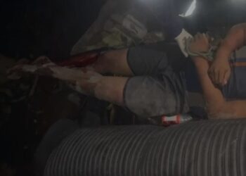 Homem é espancado e amarrado em árvore pelo tribunal do crime em Manaus