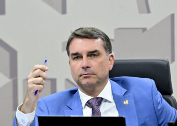 Flávio Bolsonaro nega pedido de dinheiro a banqueiro, mas muda versão após vazamento de mensagens