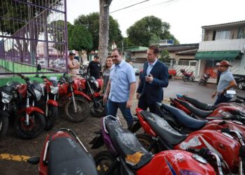 Governador Roberto Cidade participa de devolução de motocicletas recuperadas em operações no interior