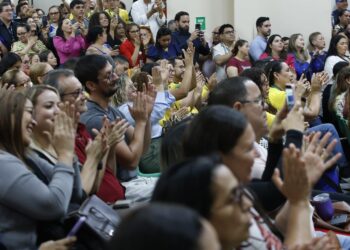 Governador Roberto Cidade garante reajuste da data-base para servidores da Educação e projeta pagamento do Fundeb