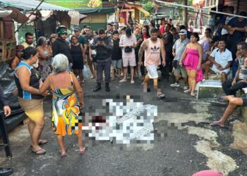 Homem é perseguido e executado com mais de 15 tiros de pistola 9mm perto de feira na Compensa