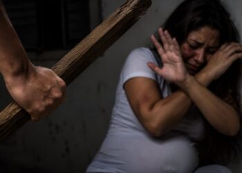 Grávida é espancada com pedaço de madeira por agiotas após quitar empréstimo de R$ 250 em Manaus