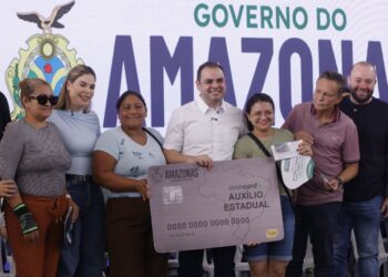 Governador Roberto Cidade entrega 870 cartões do Auxílio Estadual durante Governo Presente e amplia acesso a serviços essenciais na zona norte de Manaus