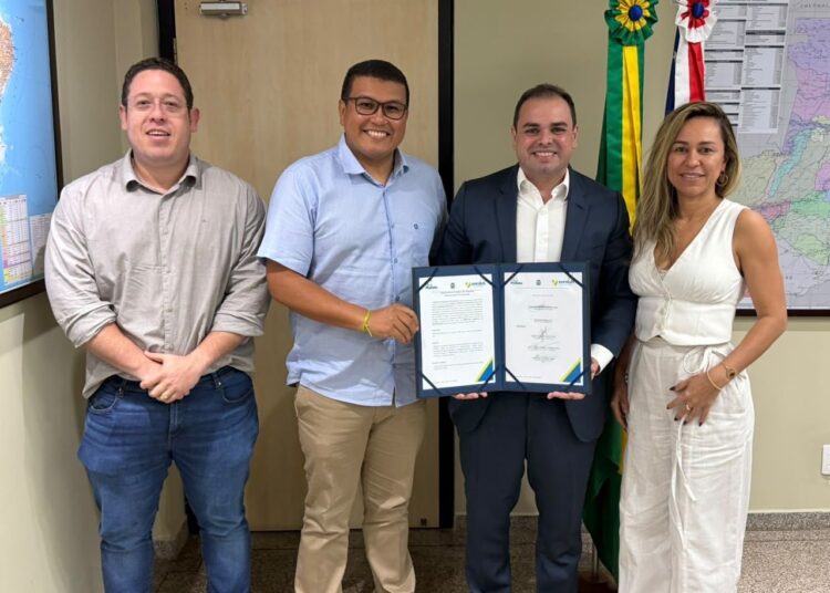 Governador Roberto Cidade assina ordem de serviço para obras de pavimentação em Barcelos
