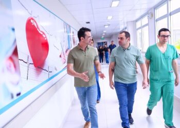 Governador Roberto Cidade acompanha início do 100º implante coclear realizado pelo Governo do Amazonas