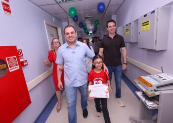Governador Roberto Cidade acompanha cirurgia telemonitorada e vistoria obras do Hospital Francisca Mendes